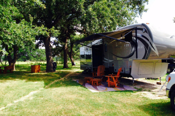 RV-With-Tablle-And-Lounge-Chairs-At-Our-RV-Park-In-San-Antonio